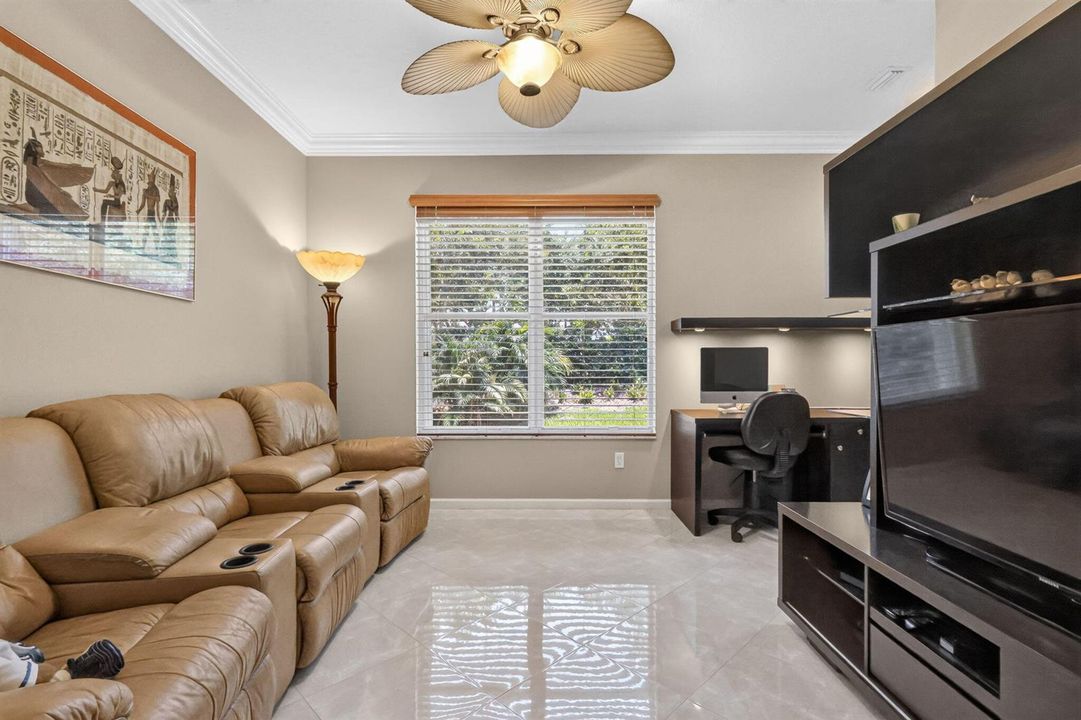 Spacious Den/4th Bedroom