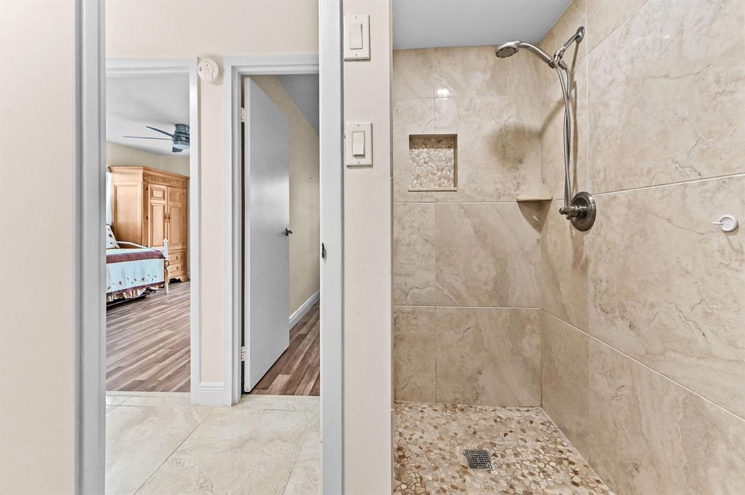 17 Bathroom 02