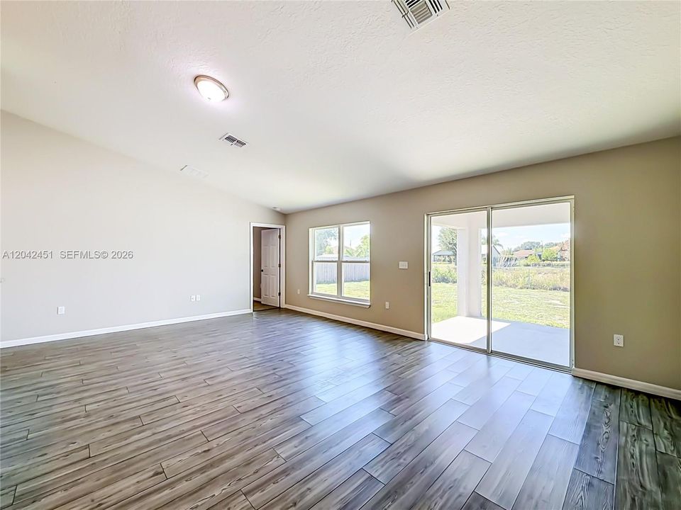 На продажу: $440,000 (4 спален, 2 ванн, 1873 Квадратных фут)