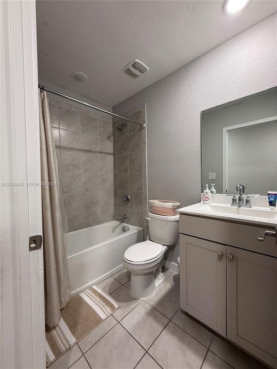 В аренду: $2,800 (4 спален, 3 ванн, 1374 Квадратных фут)