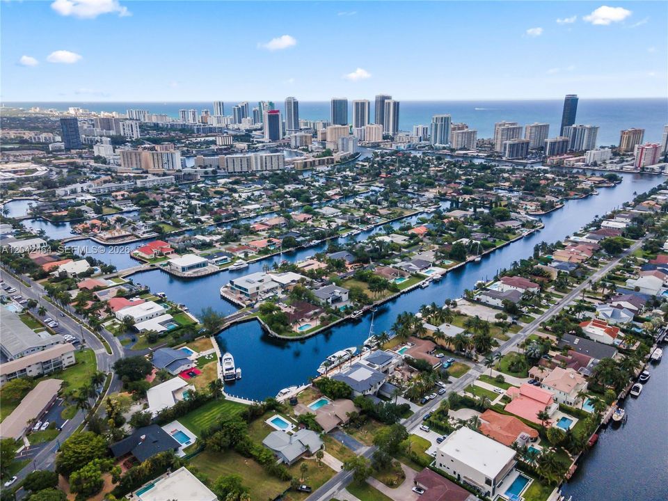 На продажу: $2,890,000 (0.30 acres)