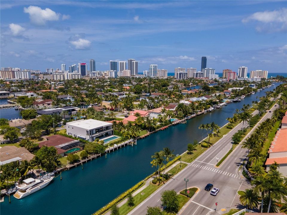 На продажу: $2,890,000 (0.30 acres)