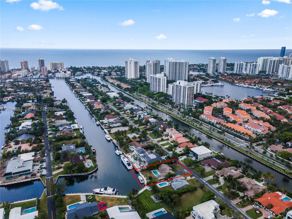 На продажу: $2,890,000 (0.30 acres)
