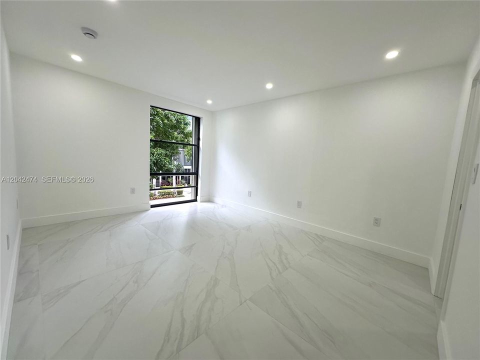 For Rent: $2,200 (1 beds, 1 baths, 620 Square Feet)