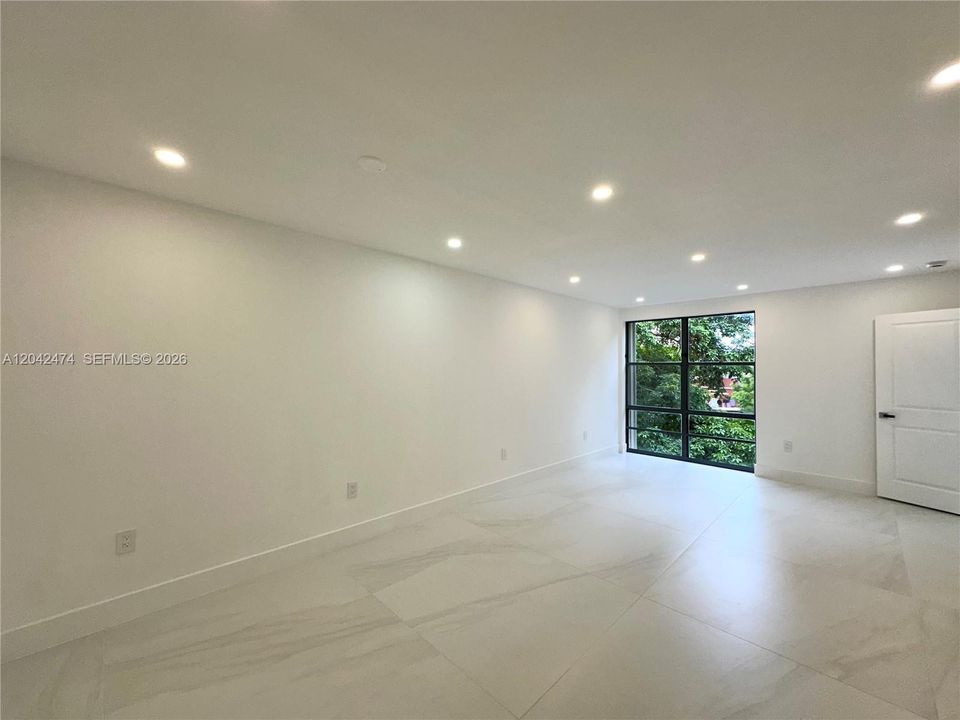 For Rent: $2,200 (1 beds, 1 baths, 620 Square Feet)