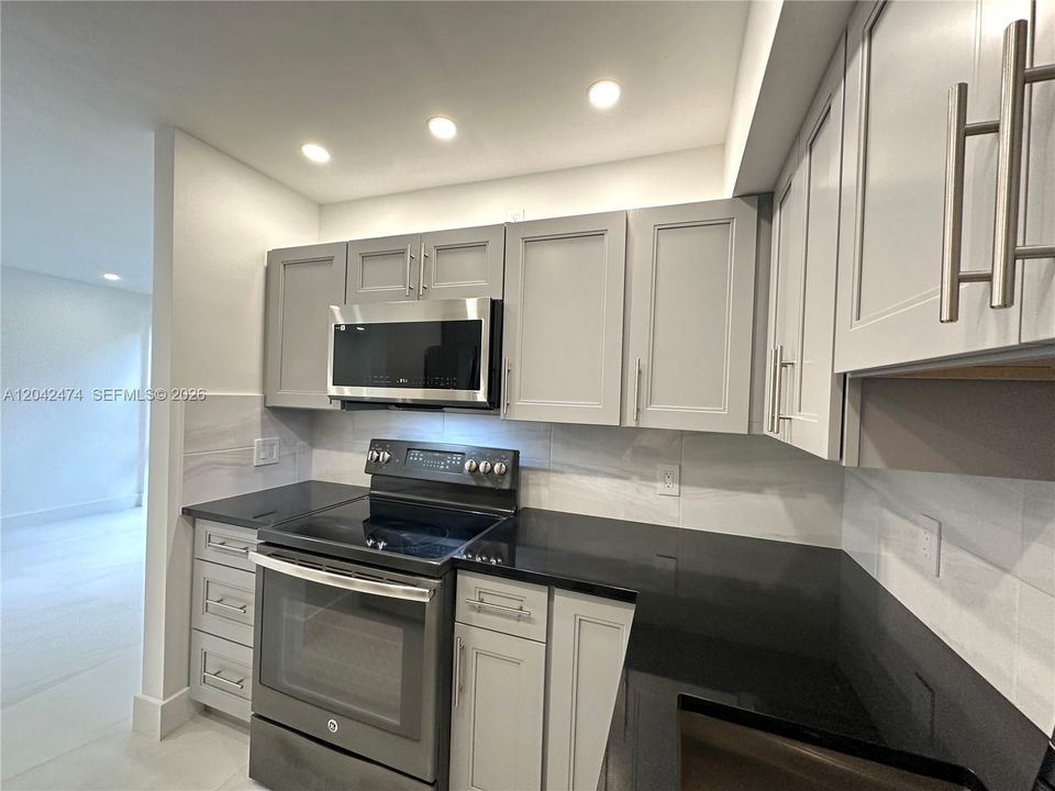 For Rent: $2,200 (1 beds, 1 baths, 620 Square Feet)