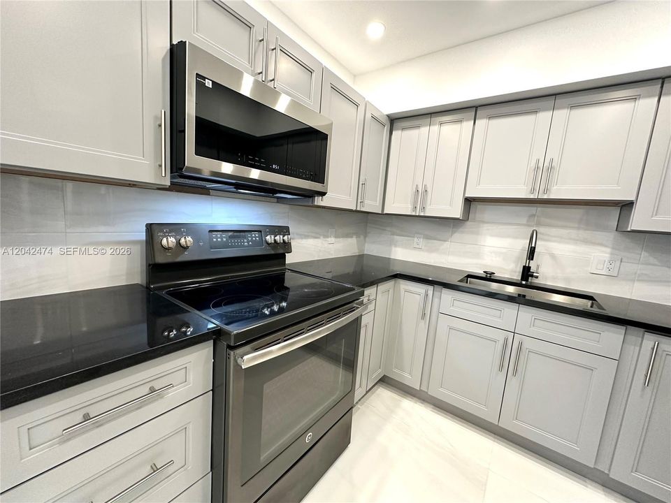 For Rent: $2,200 (1 beds, 1 baths, 620 Square Feet)