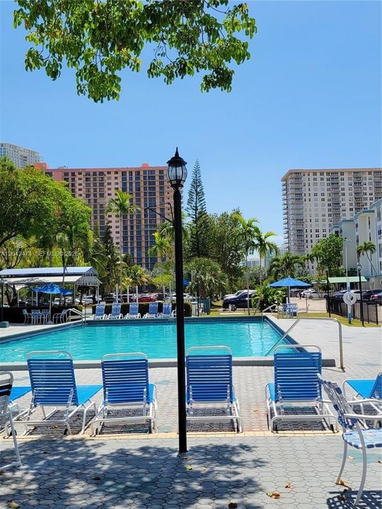 For Rent: $2,200 (1 beds, 1 baths, 620 Square Feet)