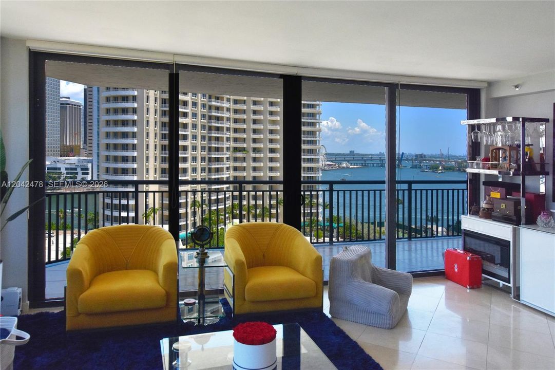 En Venta: $1,100,000 (3 camas, 2 baños, 1560 Pies cuadrados)