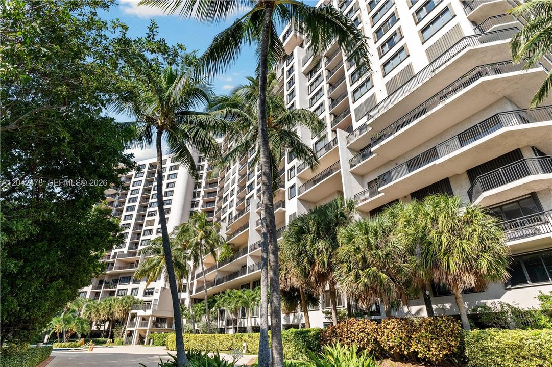 En Venta: $1,100,000 (3 camas, 2 baños, 1560 Pies cuadrados)
