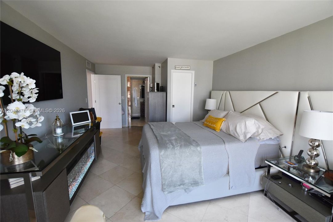 En Venta: $1,100,000 (3 camas, 2 baños, 1560 Pies cuadrados)