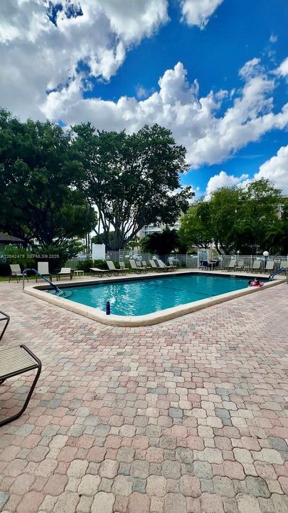 For Sale: $279,999 (2 beds, 2 baths, 1100 Square Feet)