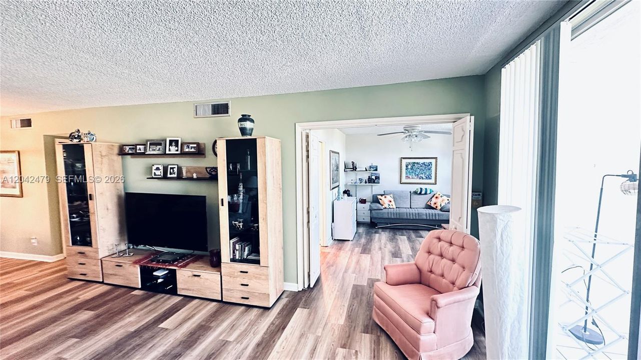 For Sale: $279,999 (2 beds, 2 baths, 1100 Square Feet)