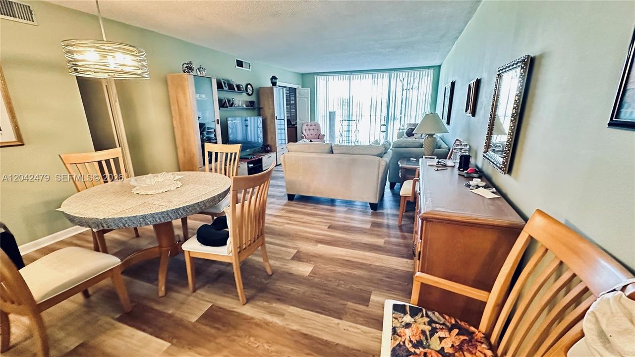 For Sale: $279,999 (2 beds, 2 baths, 1100 Square Feet)