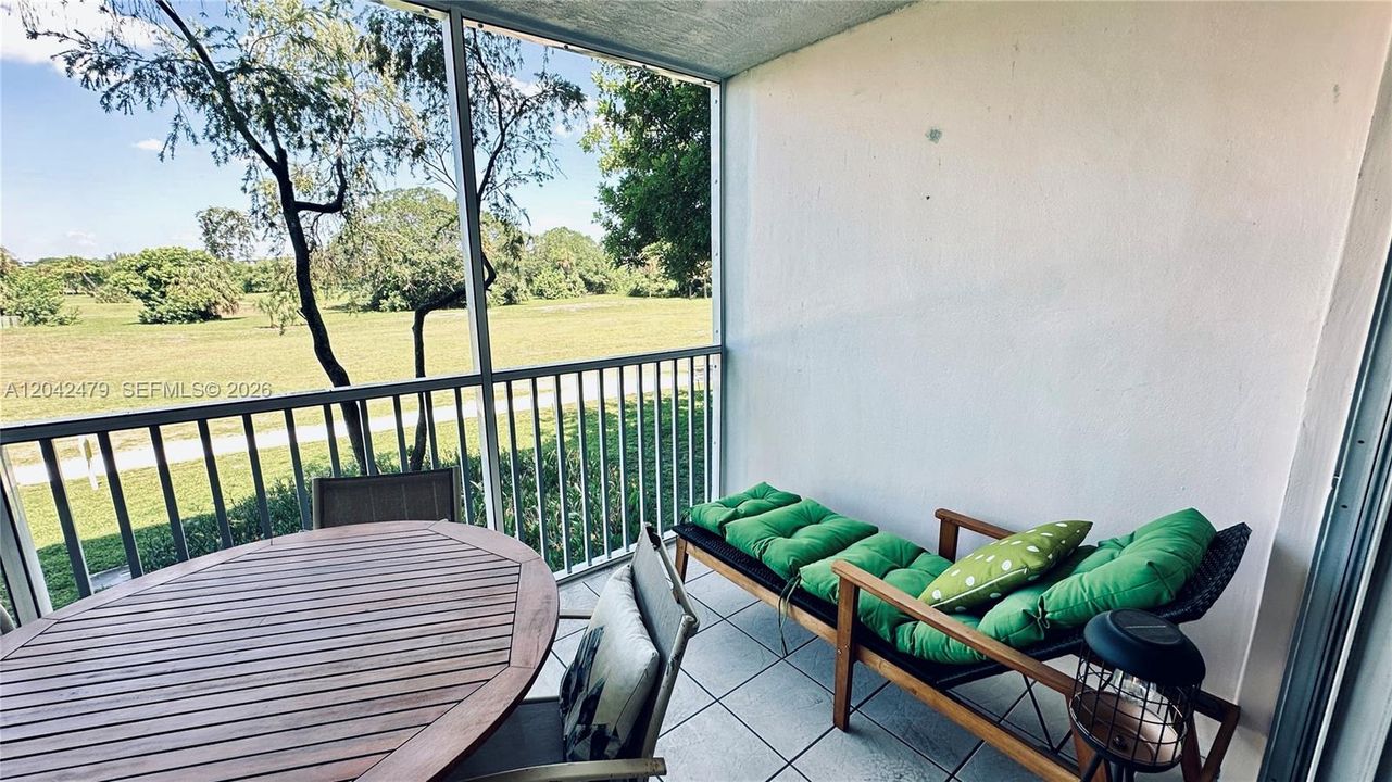 For Sale: $279,999 (2 beds, 2 baths, 1100 Square Feet)