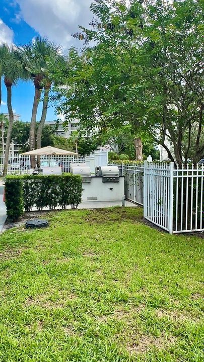 For Sale: $279,999 (2 beds, 2 baths, 1100 Square Feet)