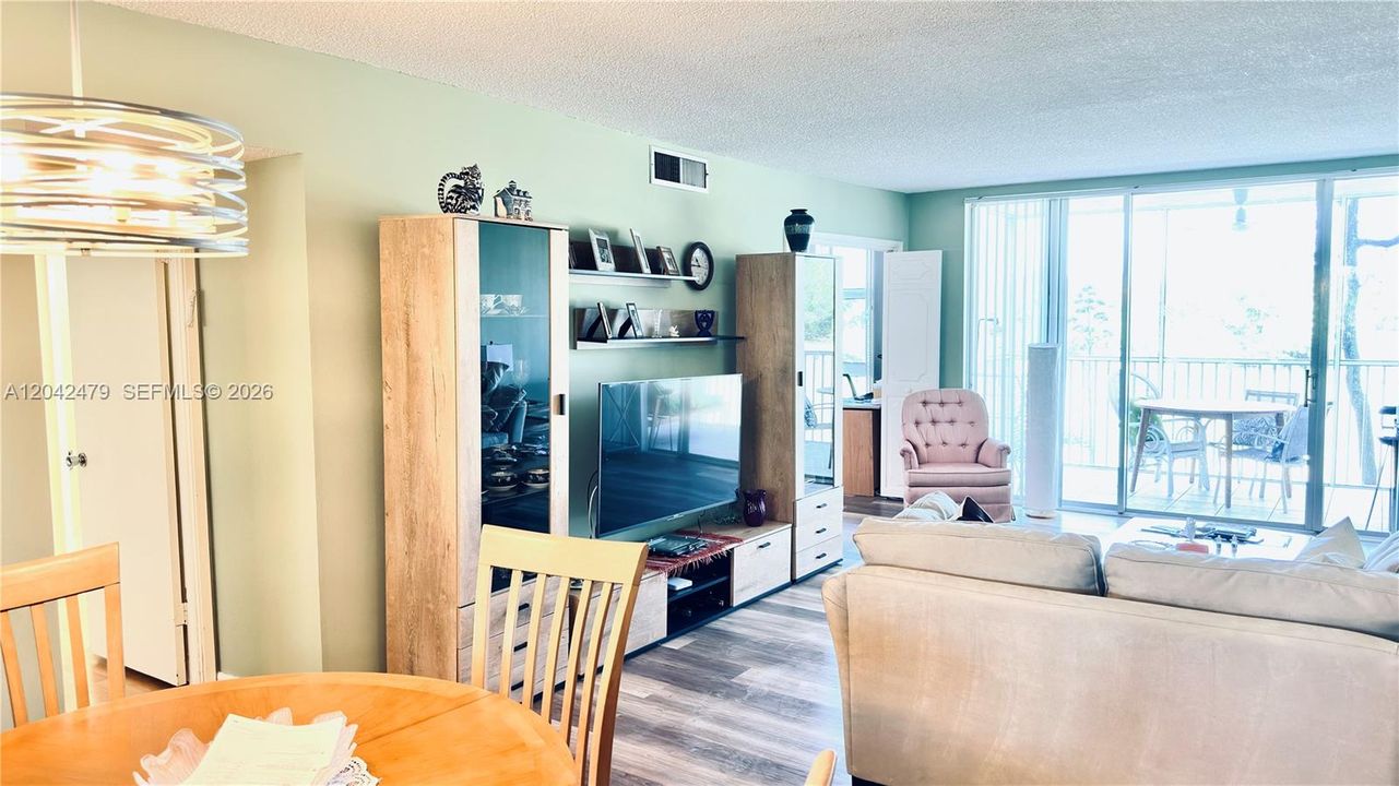 For Sale: $279,999 (2 beds, 2 baths, 1100 Square Feet)