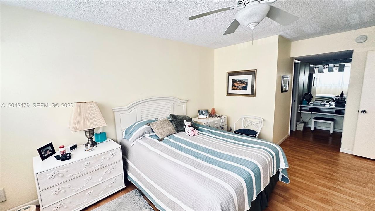 For Sale: $279,999 (2 beds, 2 baths, 1100 Square Feet)