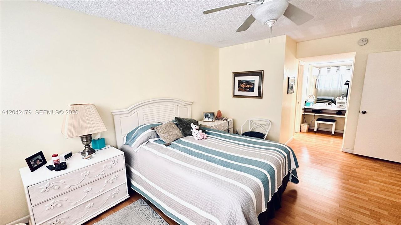 For Sale: $279,999 (2 beds, 2 baths, 1100 Square Feet)