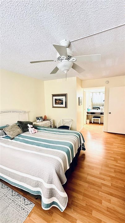 For Sale: $279,999 (2 beds, 2 baths, 1100 Square Feet)