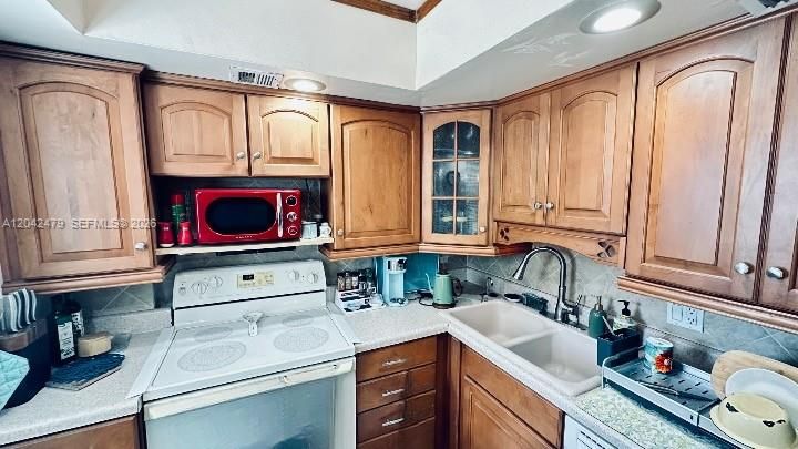 For Sale: $279,999 (2 beds, 2 baths, 1100 Square Feet)