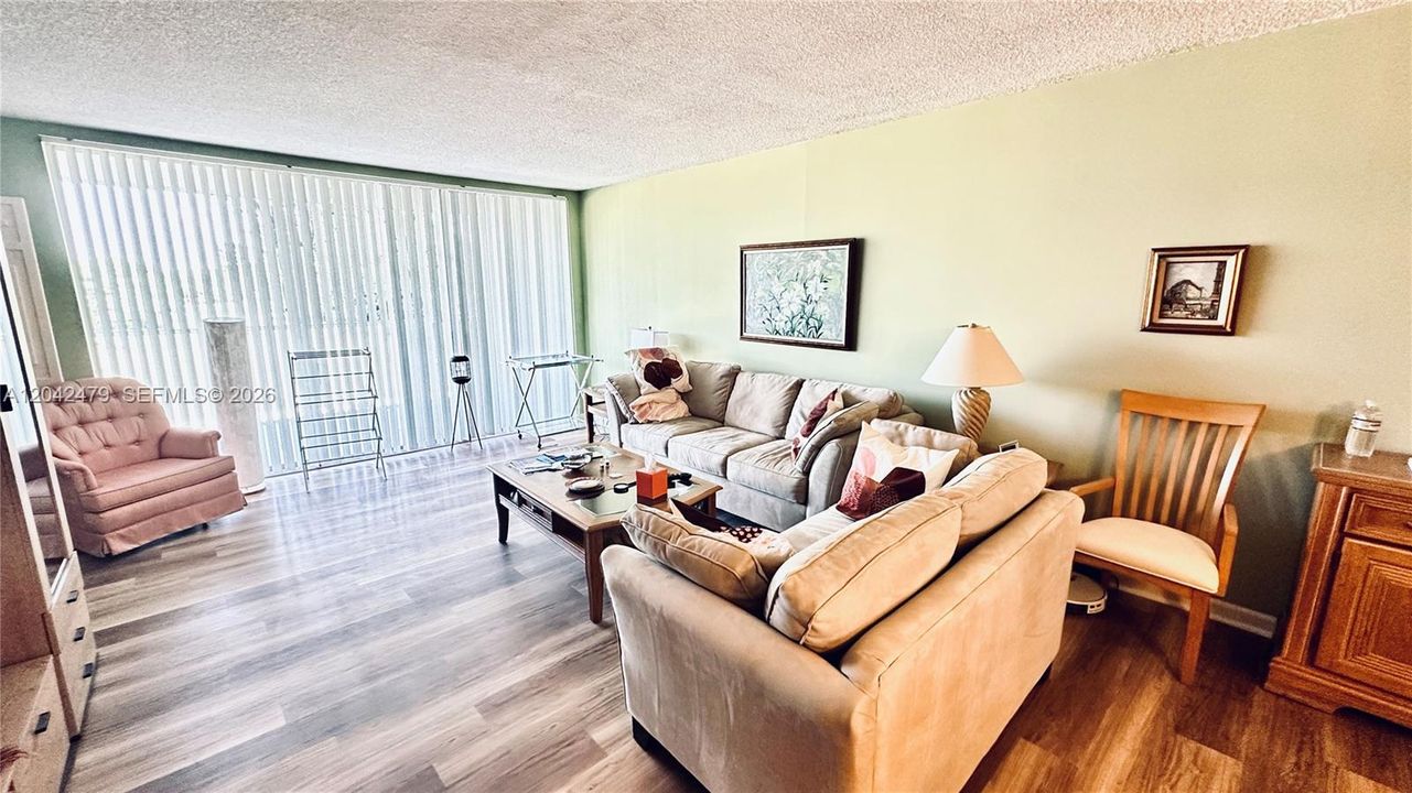For Sale: $279,999 (2 beds, 2 baths, 1100 Square Feet)