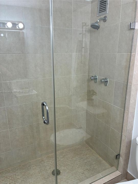 For Rent: $2,150 (2 beds, 2 baths, 963 Square Feet)