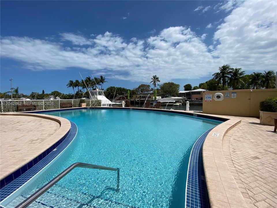For Rent: $2,150 (2 beds, 2 baths, 963 Square Feet)
