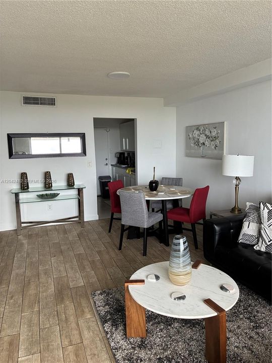 For Rent: $2,150 (2 beds, 2 baths, 963 Square Feet)