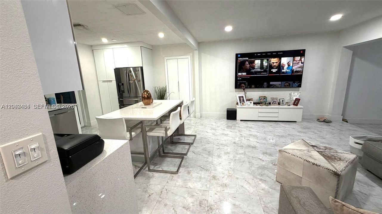 En Venta: $549,900 (3 camas, 2 baños, 875 Pies cuadrados)