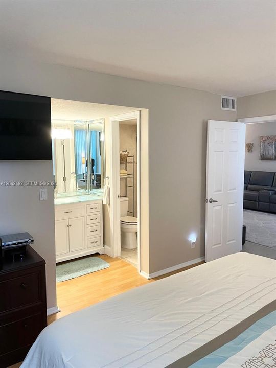 For Sale: $285,000 (3 beds, 2 baths, 1155 Square Feet)