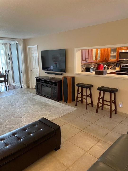 For Sale: $285,000 (3 beds, 2 baths, 1155 Square Feet)