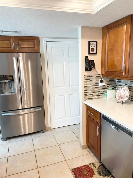 For Sale: $285,000 (3 beds, 2 baths, 1155 Square Feet)