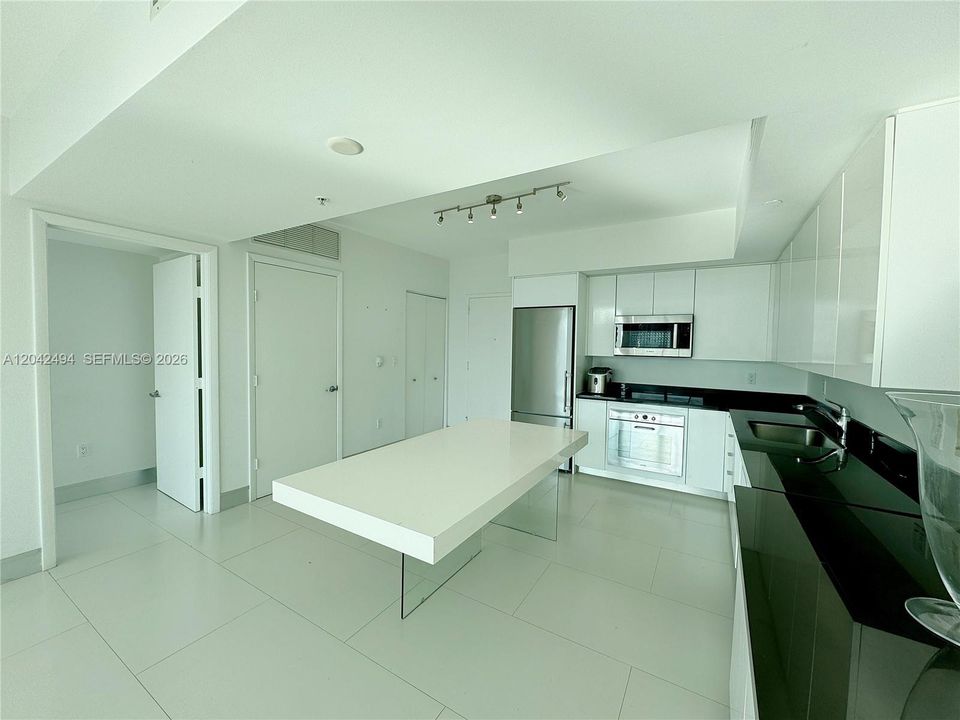 В аренду: $4,000 (2 спален, 2 ванн, 1099 Квадратных фут)