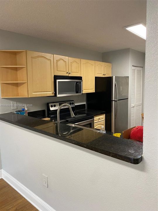 For Rent: $2,300 (2 beds, 2 baths, 986 Square Feet)