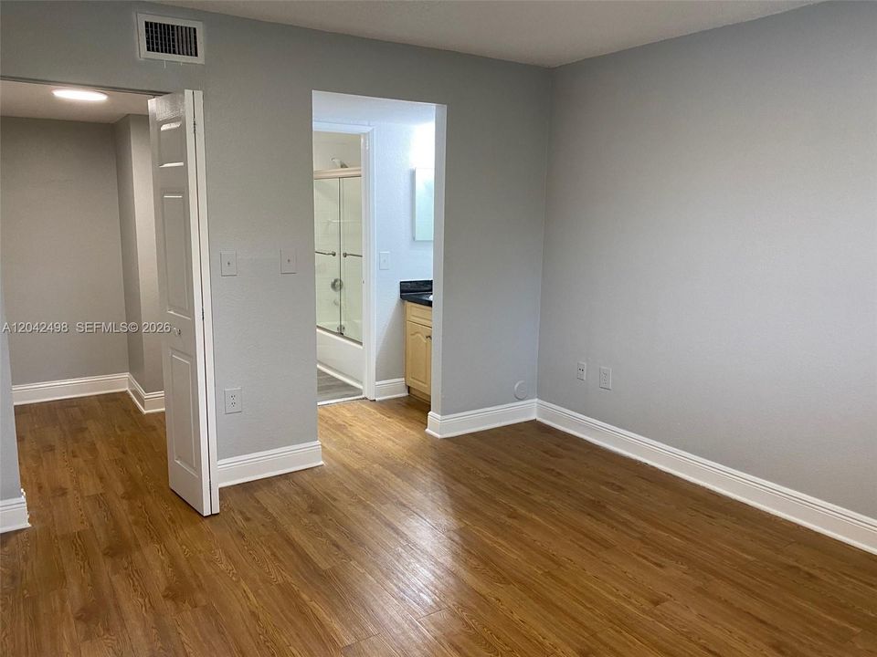 For Rent: $2,300 (2 beds, 2 baths, 986 Square Feet)