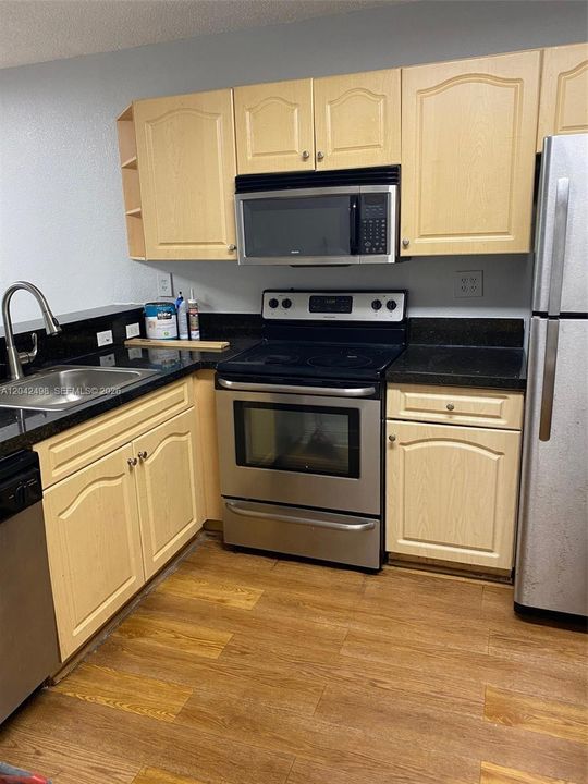 For Rent: $2,300 (2 beds, 2 baths, 986 Square Feet)