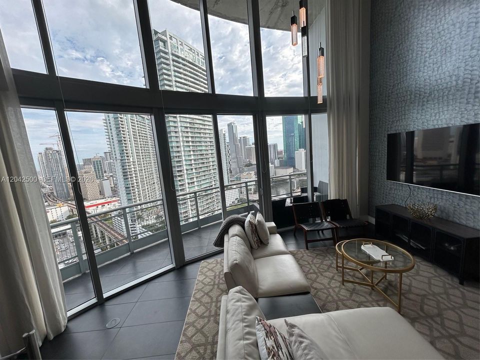 For Rent: $4,925 (2 beds, 2 baths, 1337 Square Feet)