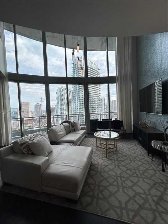For Rent: $4,925 (2 beds, 2 baths, 1337 Square Feet)
