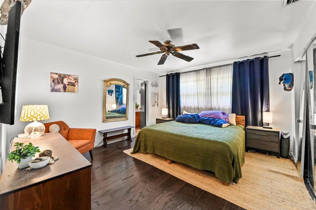 23 Bedroom 01