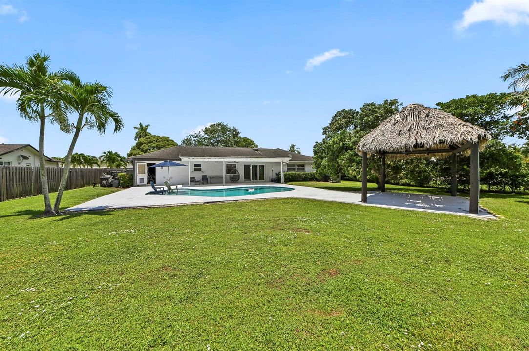 32 Backyard 01