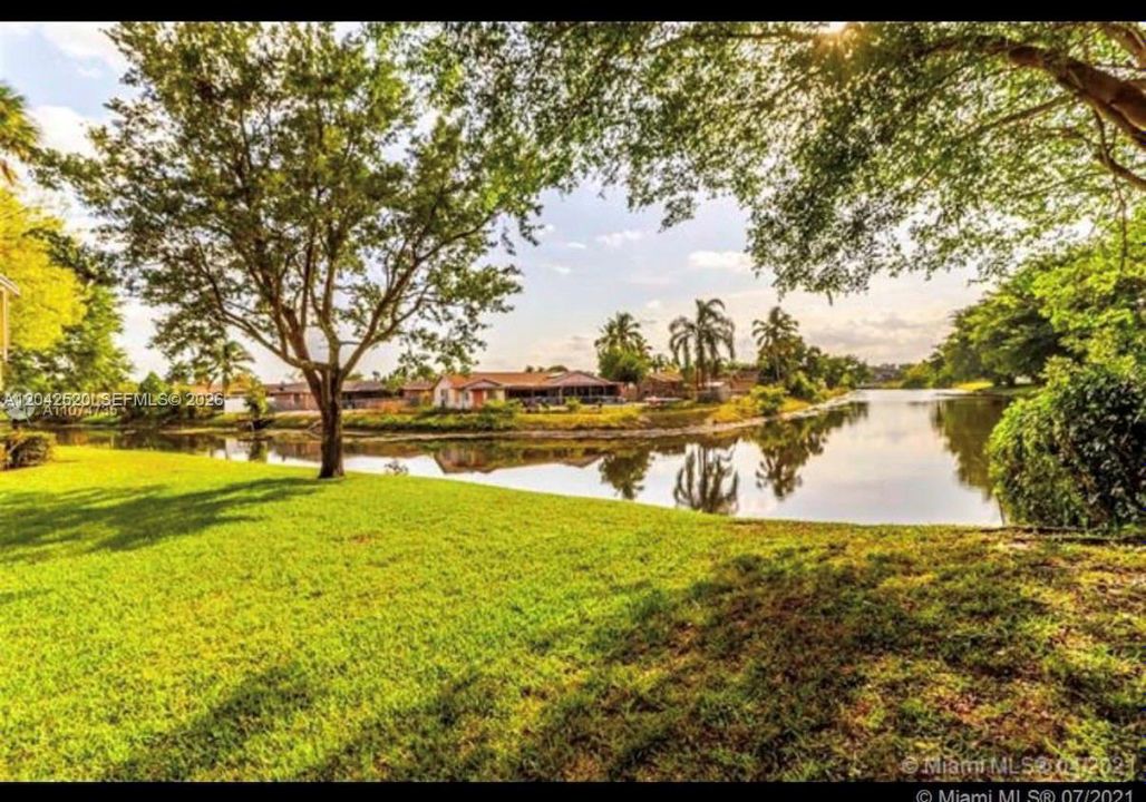 For Rent: $2,350 (2 beds, 2 baths, 982 Square Feet)