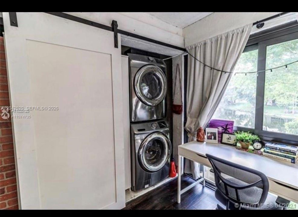 For Rent: $2,350 (2 beds, 2 baths, 982 Square Feet)