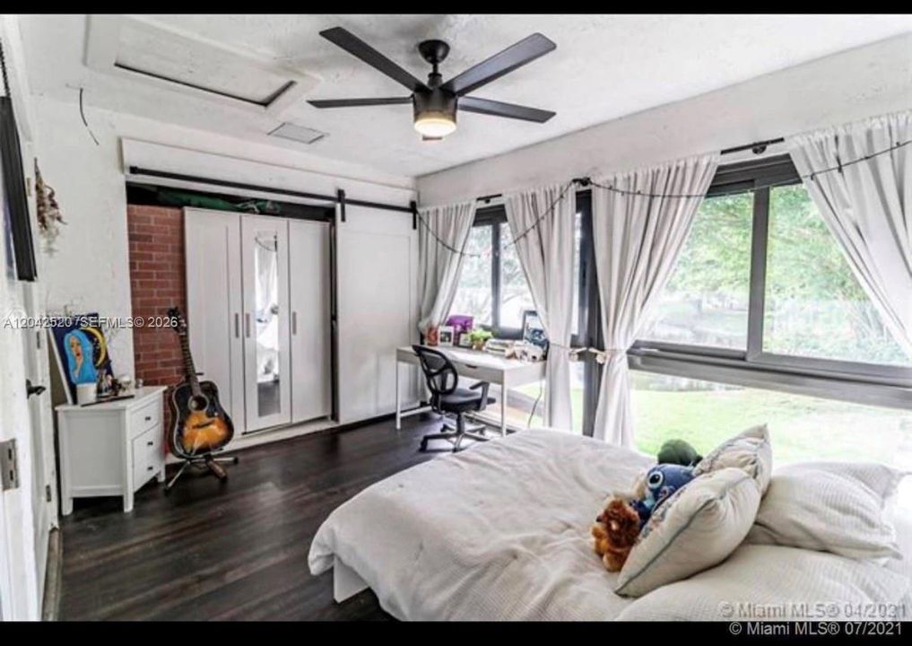 For Rent: $2,350 (2 beds, 2 baths, 982 Square Feet)