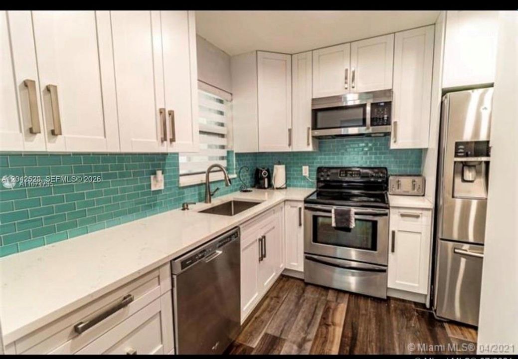 For Rent: $2,350 (2 beds, 2 baths, 982 Square Feet)