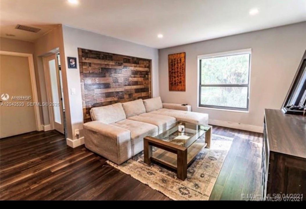 For Rent: $2,350 (2 beds, 2 baths, 982 Square Feet)