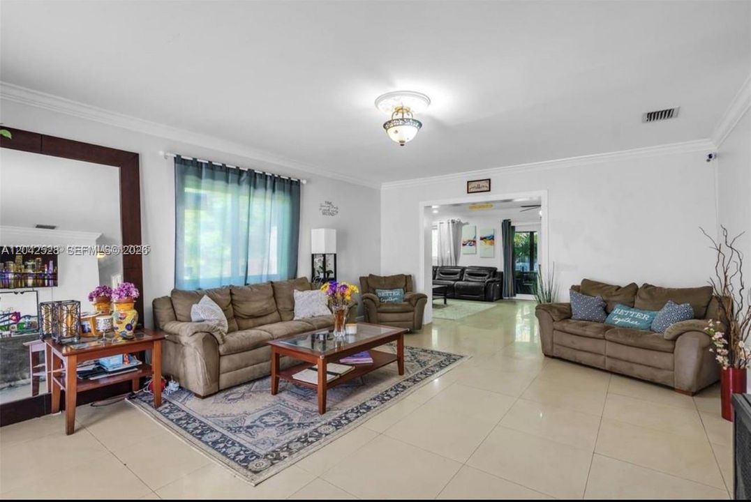 На продажу: $1,599,000 (6 спален, 4 ванн, 4203 Квадратных фут)