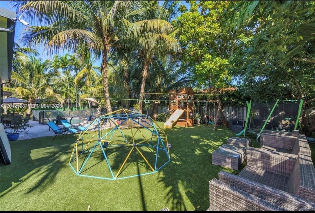 На продажу: $1,599,000 (6 спален, 4 ванн, 4203 Квадратных фут)