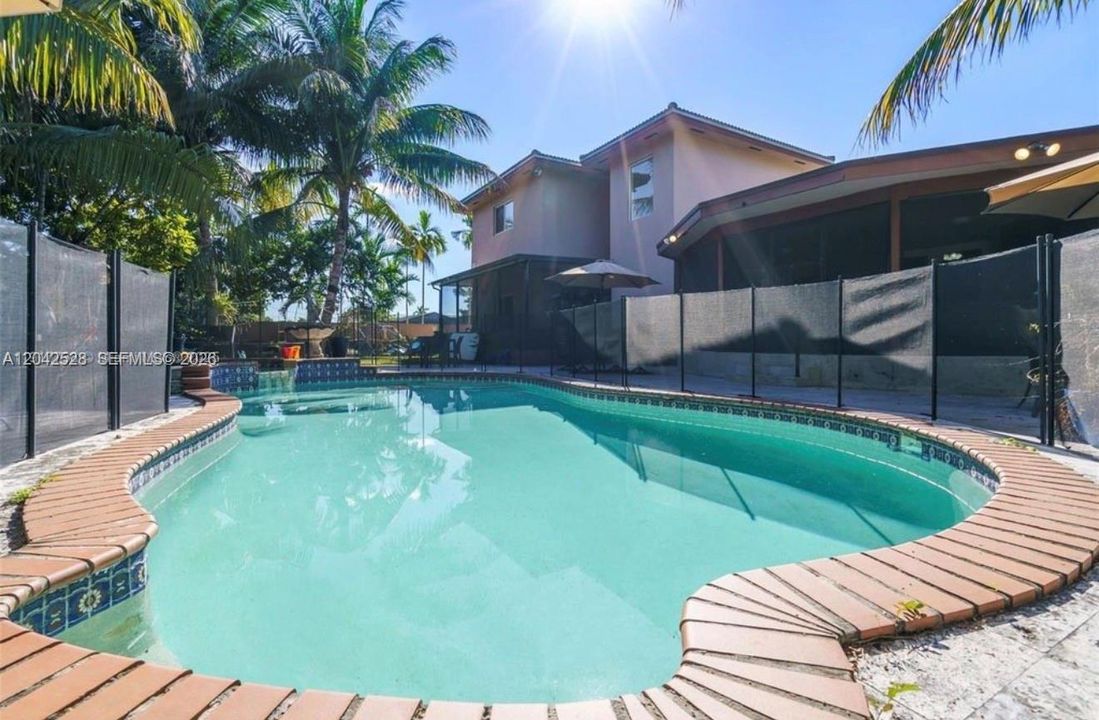 На продажу: $1,599,000 (6 спален, 4 ванн, 4203 Квадратных фут)