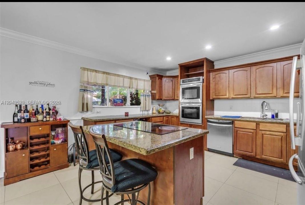 На продажу: $1,599,000 (6 спален, 4 ванн, 4203 Квадратных фут)